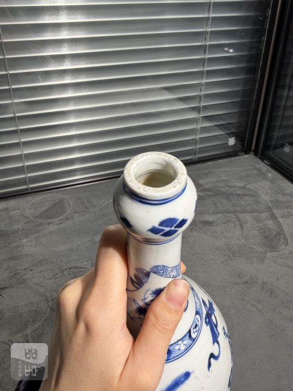清康熙青花博古纹蒜头瓶 - 图8